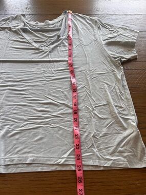 American Eagle Outfitters Light Gray V‑Neck Short Sleeve Top Soft & Sexy